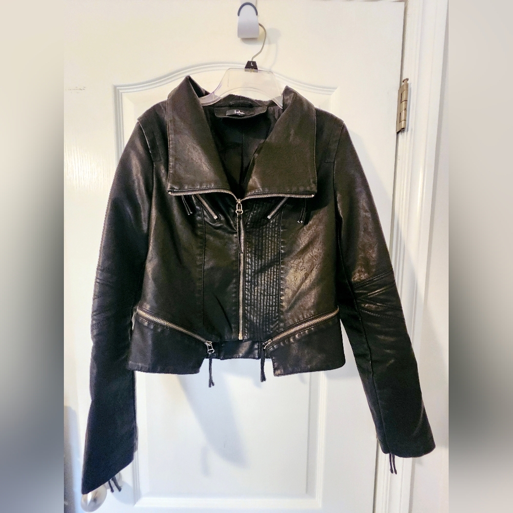 Stylish Black Leather Jacket - image 1